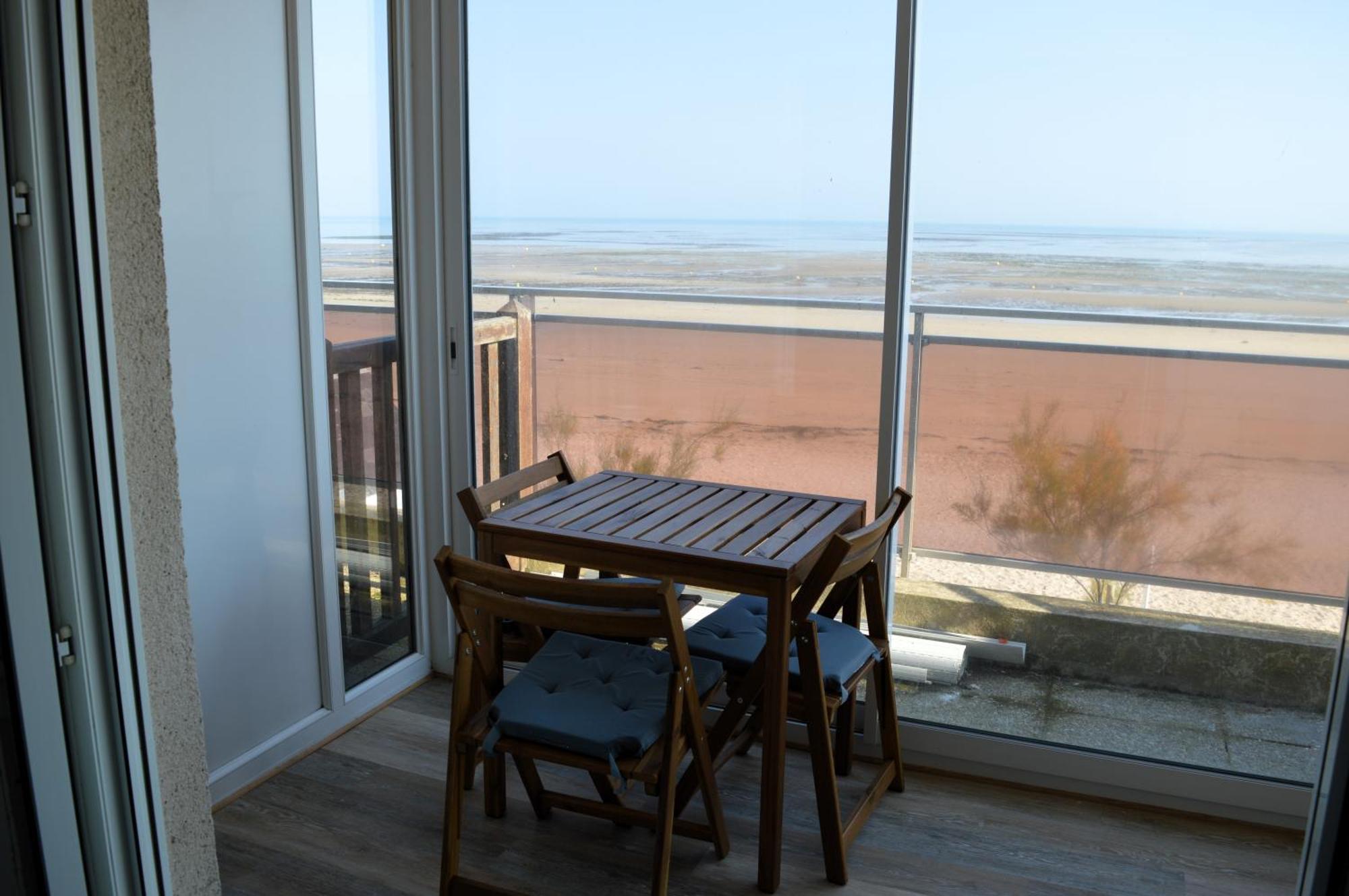 Mettons Les Voiles - Appt Vue Mer Avec Loggia Bernières-sur-Mer Екстериор снимка